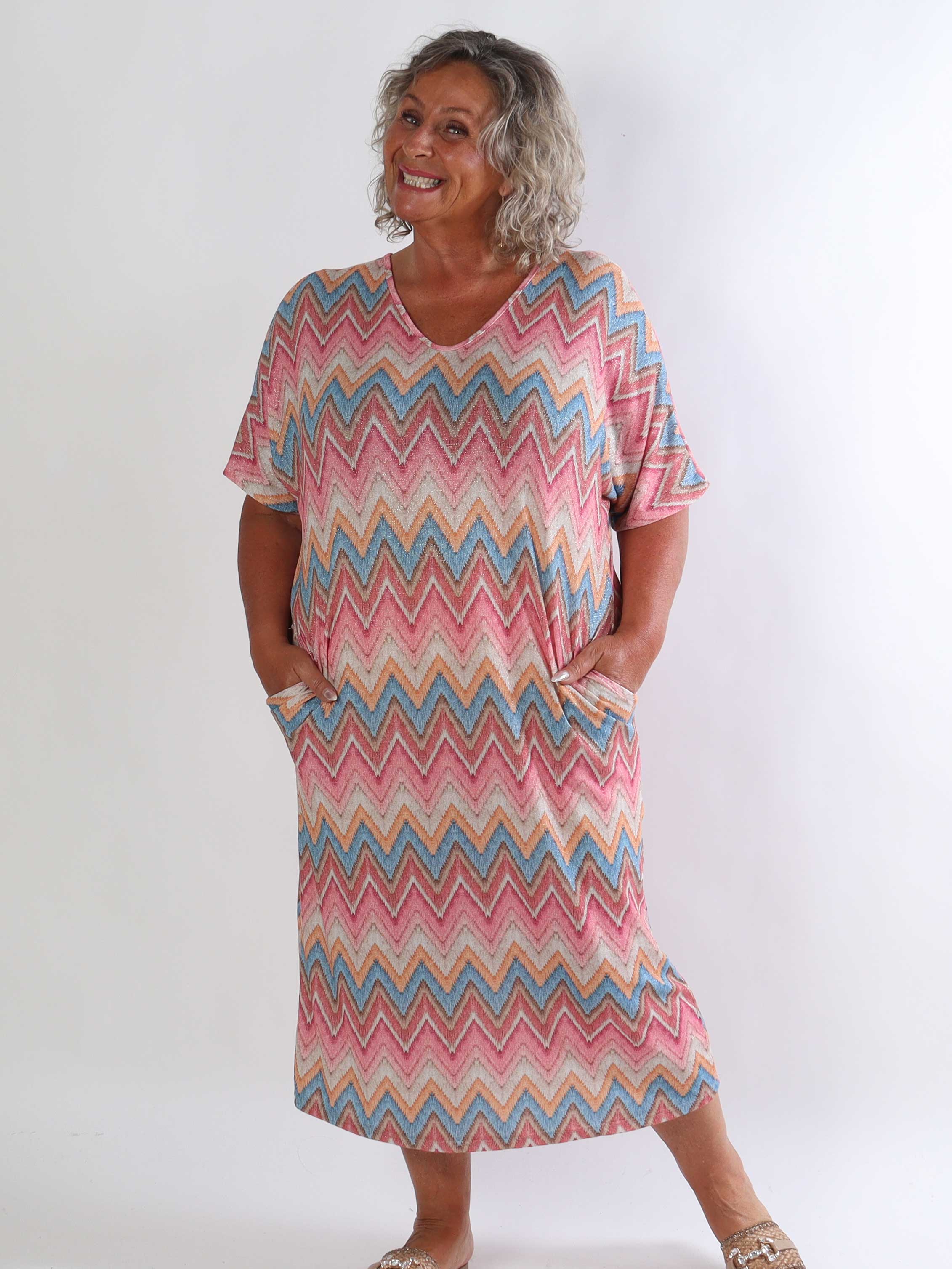 Violetta - Plus size kjole med lommer og smukt zigzag-mønster og fine glimmertråde